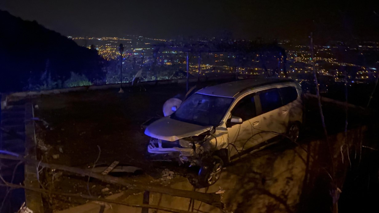 OSMANİYE’DE HAFİF TİCARİ ARAÇ EVİN DAMINA DÜŞTÜ: 4 YARALI