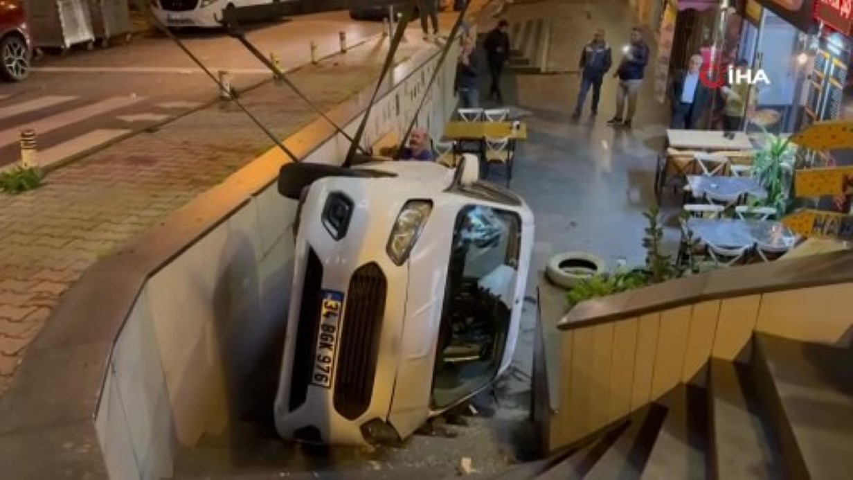 BEYLİKDÜZÜ’NDE EL FRENİ ÇEKİLMEYEN ARAÇ KAFENİN BAHÇESİNE DEVRİLDİ