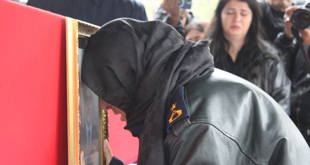 ŞEHİT EŞİNİ ASKERİ MONTUYLA SON YOLCULUĞUNA UĞURLADI 