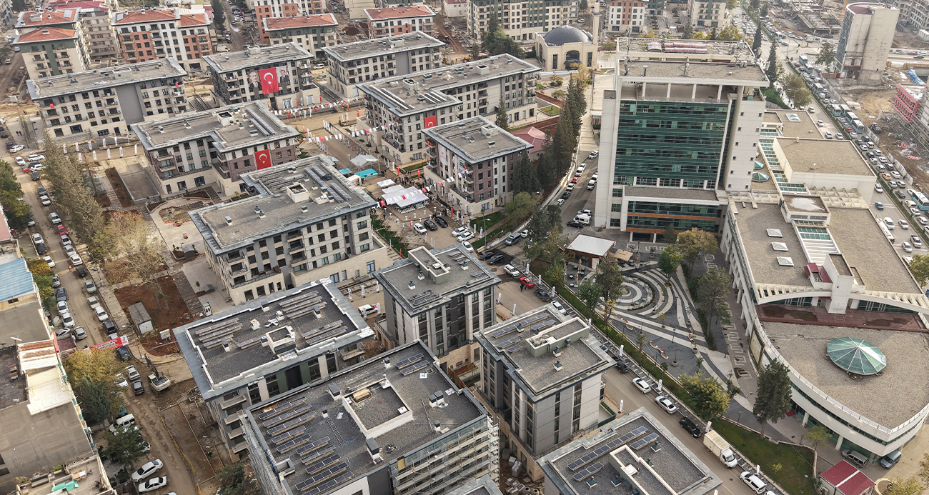 KAHRAMANMARAŞ’TA DEPREMZEDELER BİR BİR EVLERİNE KAVUŞUYOR