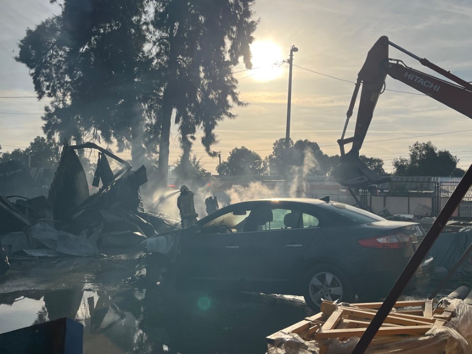 İZMİR’DEKİ YANGINDA 5 KONTEYNER VE 2 ARAÇ KÜL OLDU