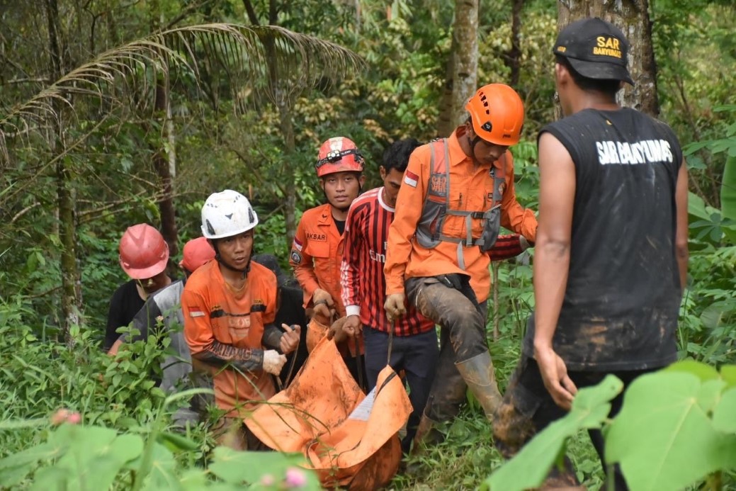 ENDONEZYA'DAKİ TOPRAK KAYMASINDA CAN KAYBI 16'YA YÜKSELDİ