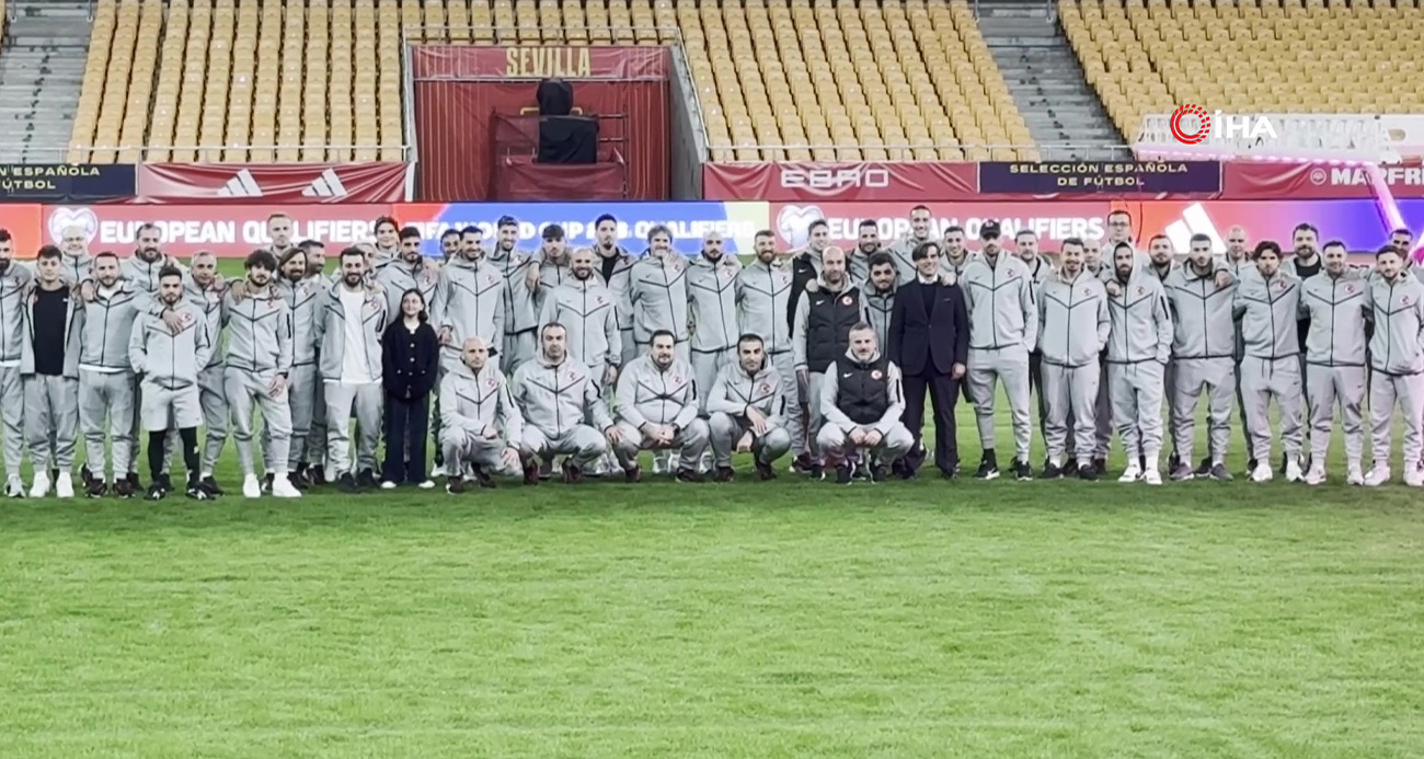 A MİLLİ FUTBOL TAKIMI, LA CARTUJA STADYUMU'NDA YÜRÜYÜŞ YAPTI