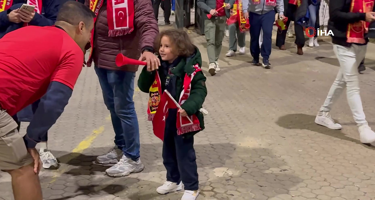 TÜRK TARAFTARLAR, İSPANYA&#039;DA MİLLİLERİ YALNIZ BIRAKMADI 