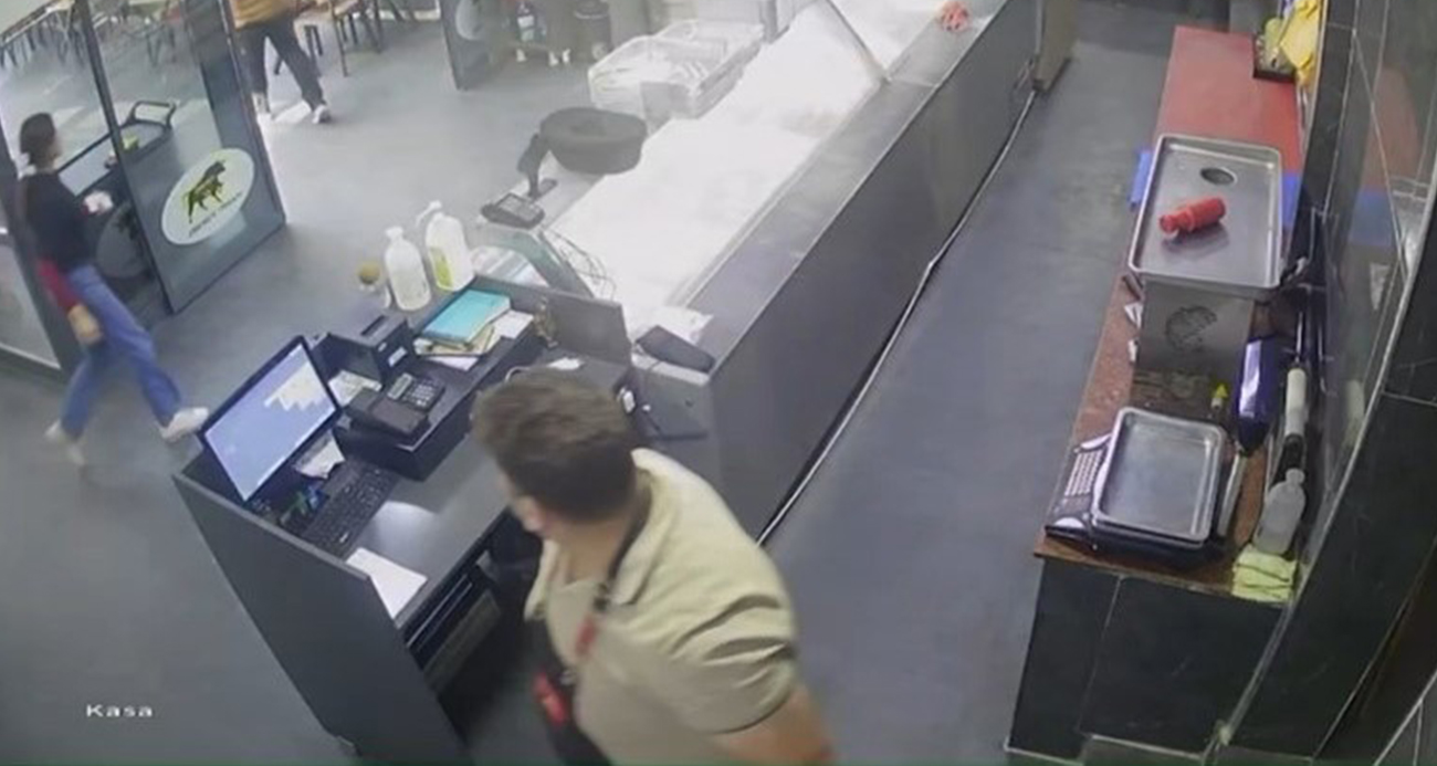 DEPREM ANI KAMERADA: İŞ YERİNDEKİLER PANİKLE DIŞARI KAÇTI 