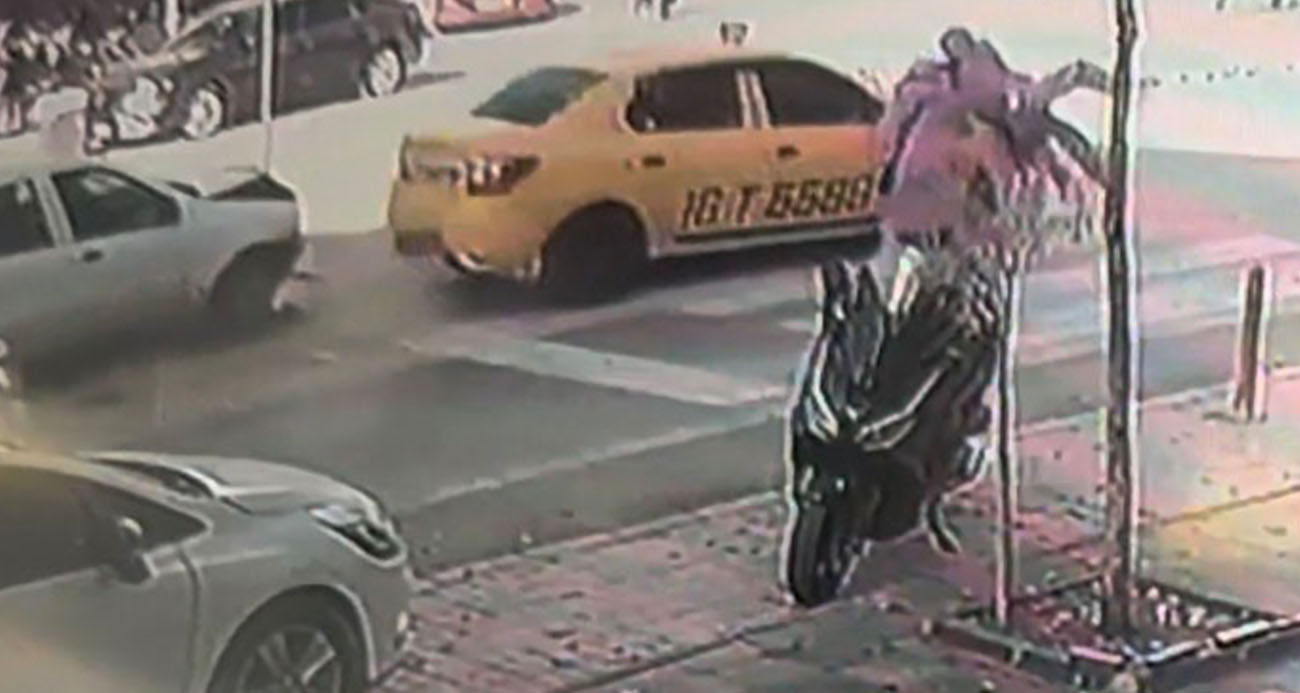 YAYA GEÇİDİNDE ANNE VE BEBEĞE OTOMOBİL BÖYLE ÇARPTI 