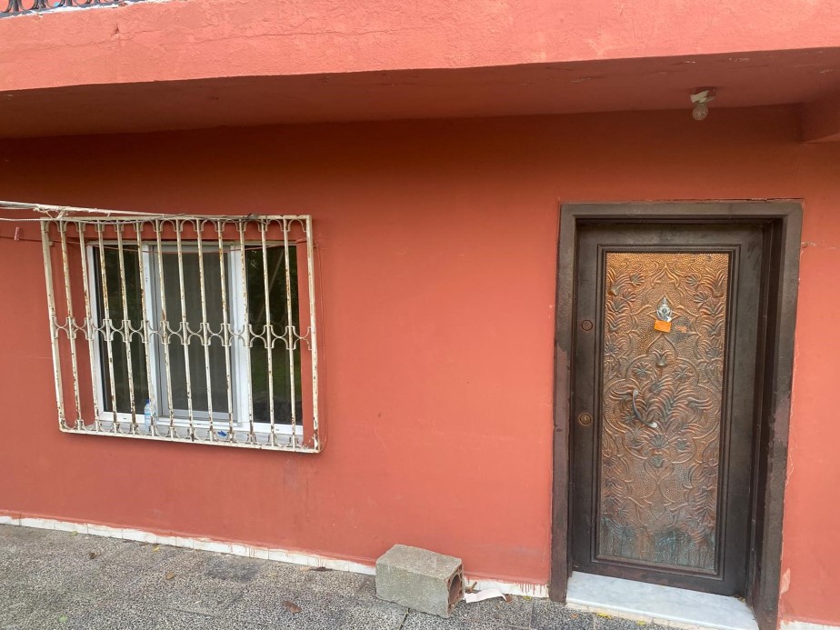 BEYKOZ’DA DUVARLARI VE ZEMİNİ ÇATLAYAN 2 BİNA MÜHÜRLENEREK TAHLİYE EDİLDİ 