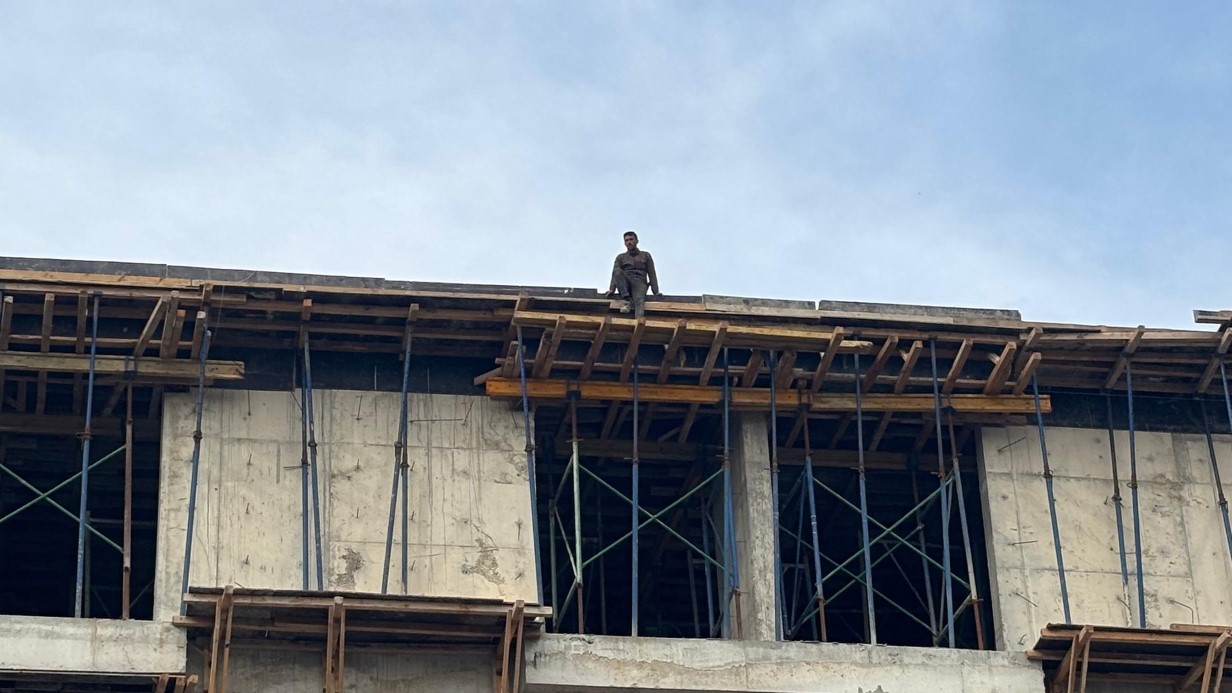 4 AYDIR MAAŞ ALAMAYAN İŞÇİLER, ÇATIYA ÇIKTI: &QUOT;İÇERİDE BİRİKEN PARA YAKLAŞIK 3.5 MİLYON LİRA&QUOT; 