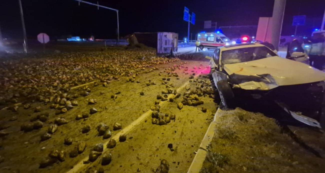 ÇORUM’DA ŞEKER PANCARI YÜKLÜ TIR İLE OTOMOBİL ÇARPIŞTI: 3 YARALI 