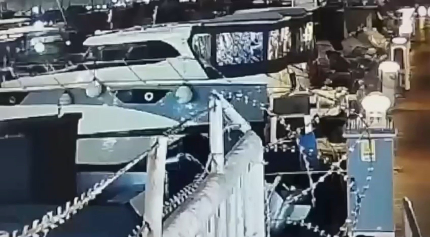 PENDİK MARİNA’DA DENİZE DÜŞÜP PERVANEYE TAKILAN ADAM FECİ ŞEKİLDE HAYATINI KAYBETTİ 