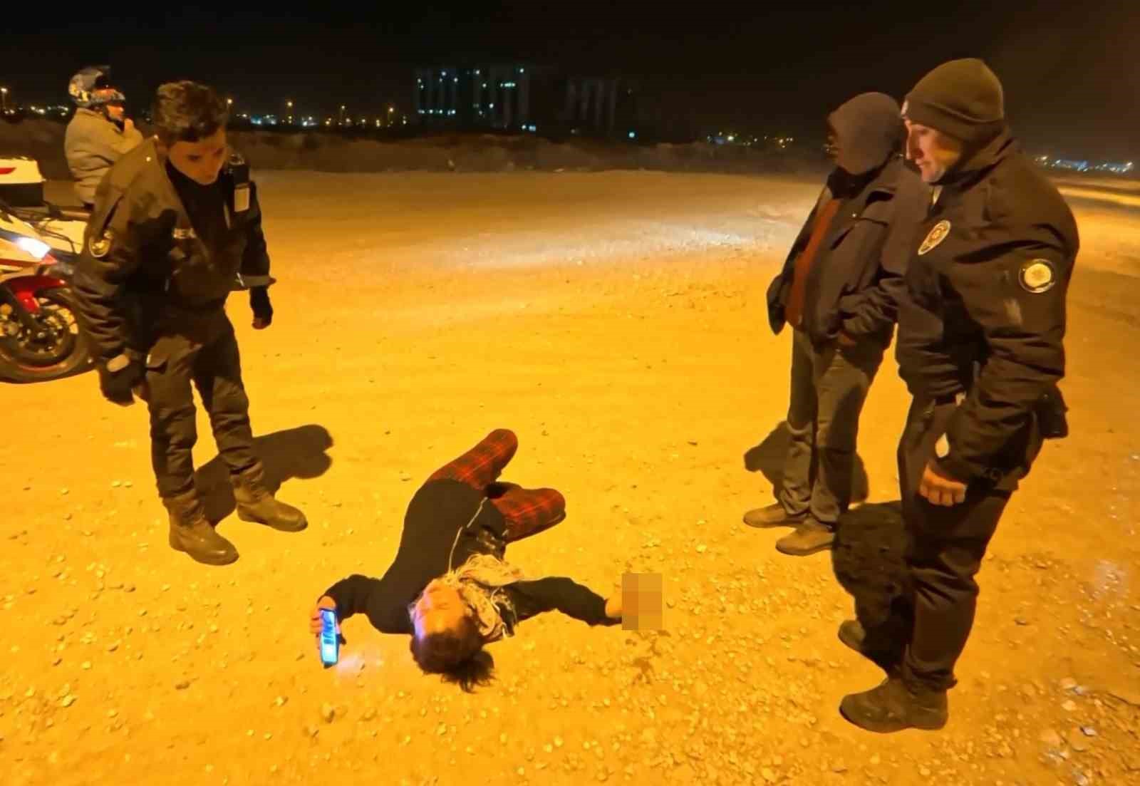 BEKÇİLER, &QUOT;EVE BIRAKALIM&QUOT; DEDİ, ALKOLLÜ KADIN &QUOT;ÖLÜMÜ BULURSUNUZ&QUOT; CEVABINI VERDİ 