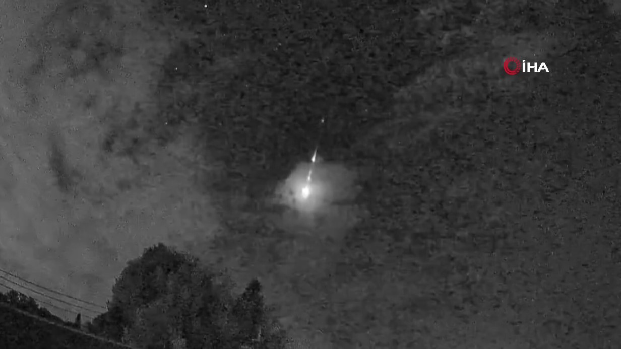 JAPONYA’DA 2 GECE ÜST ÜSTE ATEŞ TOPU ŞEKLİNDE GÖKTAŞLARI GÖRÜLDÜ 