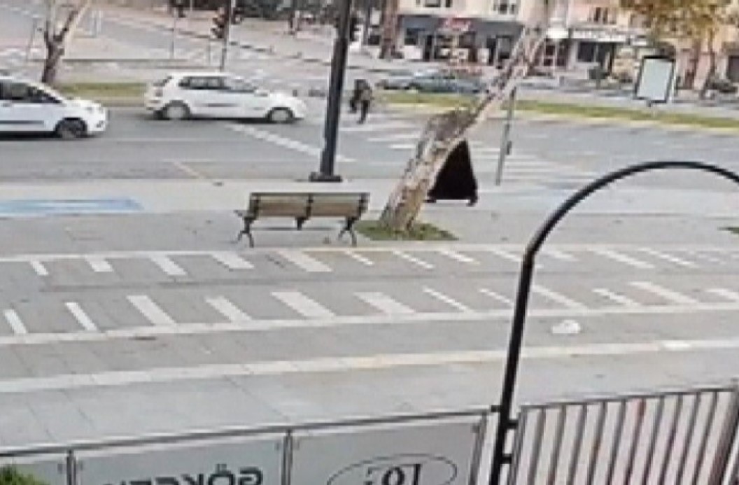 YOLUN KARŞISINA GEÇMEYE ÇALIŞAN YAYAYA OTOMOBİL ÇARPTI 