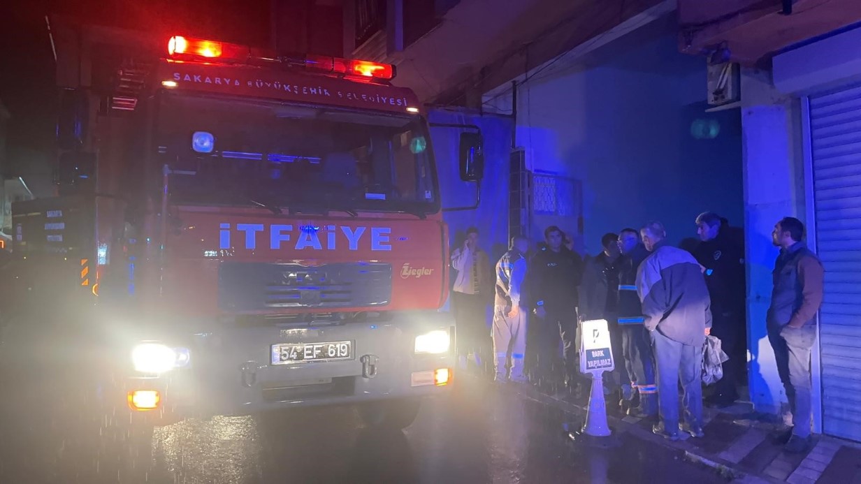 KABUS GİBİ GECE: YILDIRIM 4 KATLI BİNANIN ÇATISINA DÜŞTÜ, MAHALLELİ SOKAĞA DÖKÜLDÜ 