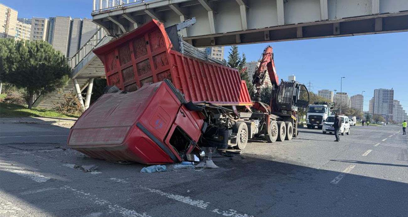 AVCILAR’DA İŞ MAKİNESİ TAŞIYAN TIR ÜSTGEÇİDE ÇARPTI 