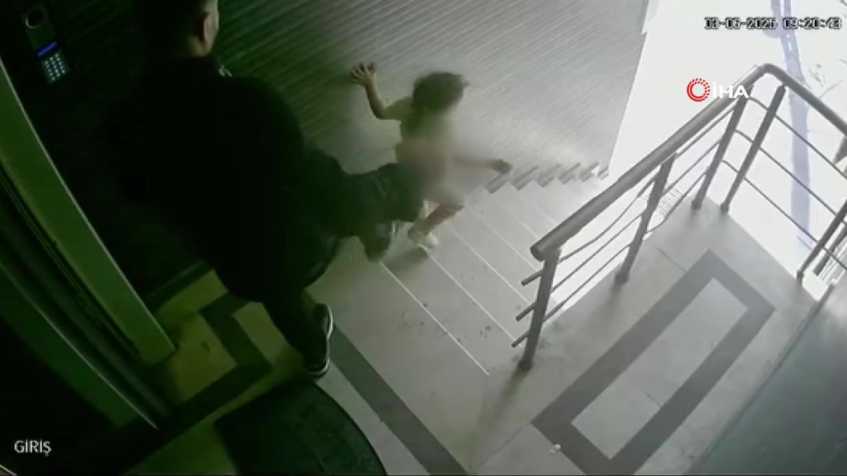 EYÜPSULTAN’DA 3 YAŞINDAKİ KIZINA TEKME ATIP MERDİVENLERDEN AŞAĞI DÜŞÜREN BABAYA 1 YIL 6 AY HAPİS CEZASI 