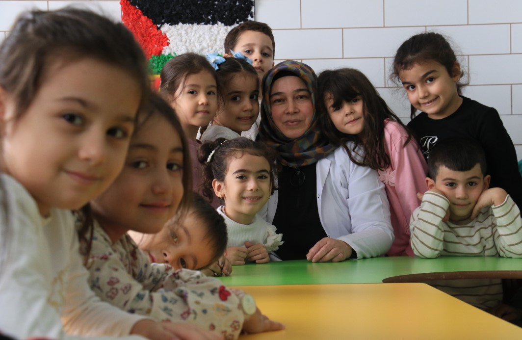 3 ÇOCUK ANNESİNİN AZMİ: HAYVANCILIKLA UĞRAŞIRKEN ÇOCUKLARIN İLK ÖĞRETMENİ OLDU 