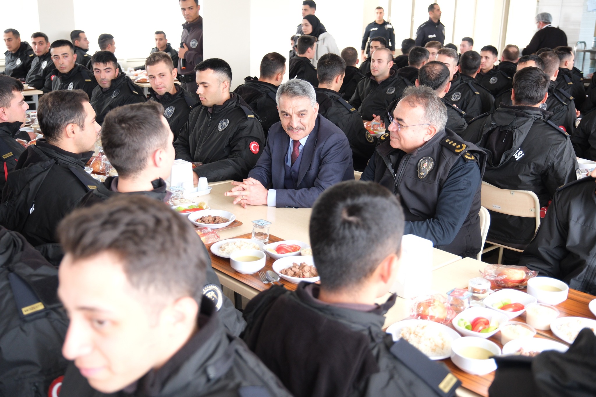 VALİ ÖZKAN, POLİS ADAYLARIYLA ÖĞLE YEMEĞİNDE BULUŞTU