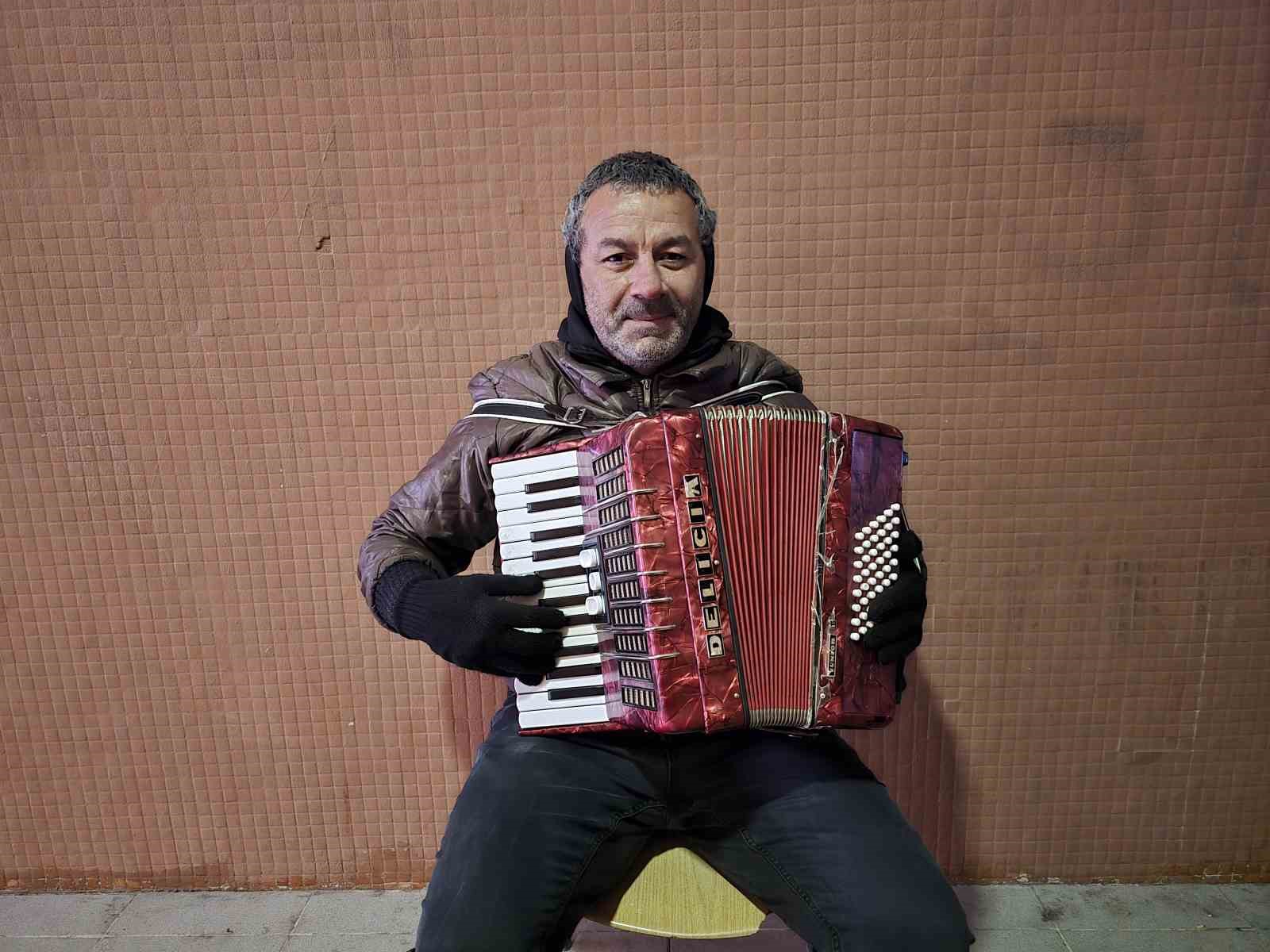 YAĞMUR, SOĞUK DEMEDEN ENSTRÜMANINI ÇALIYOR 