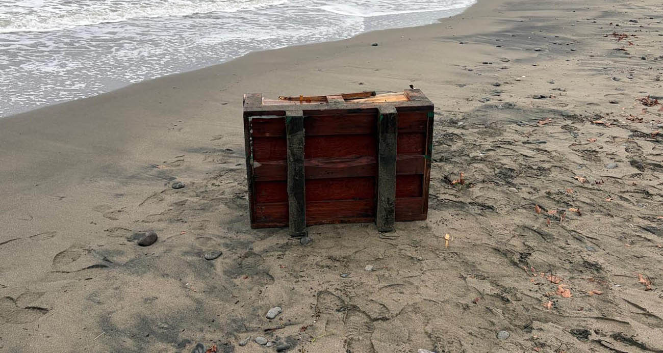 SAMSUN’DA SAHİLE VURAN SANDIK İNCELEMEYE ALINDI 