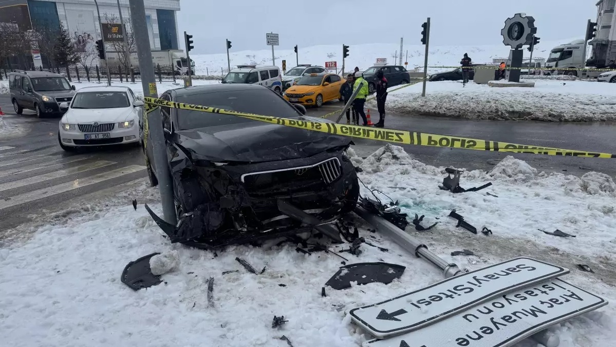 YOZGAT'TA İKİ OTOMOBİL ÇARPIŞTI: 1 ÖLÜ 1 YARALI