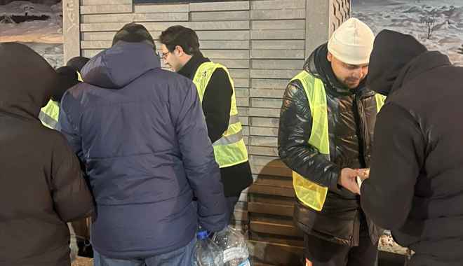 AK GENÇLERDEN ÇEŞME BAŞINDAKİ VATANDAŞA SICAK ÇAY İKRAMI