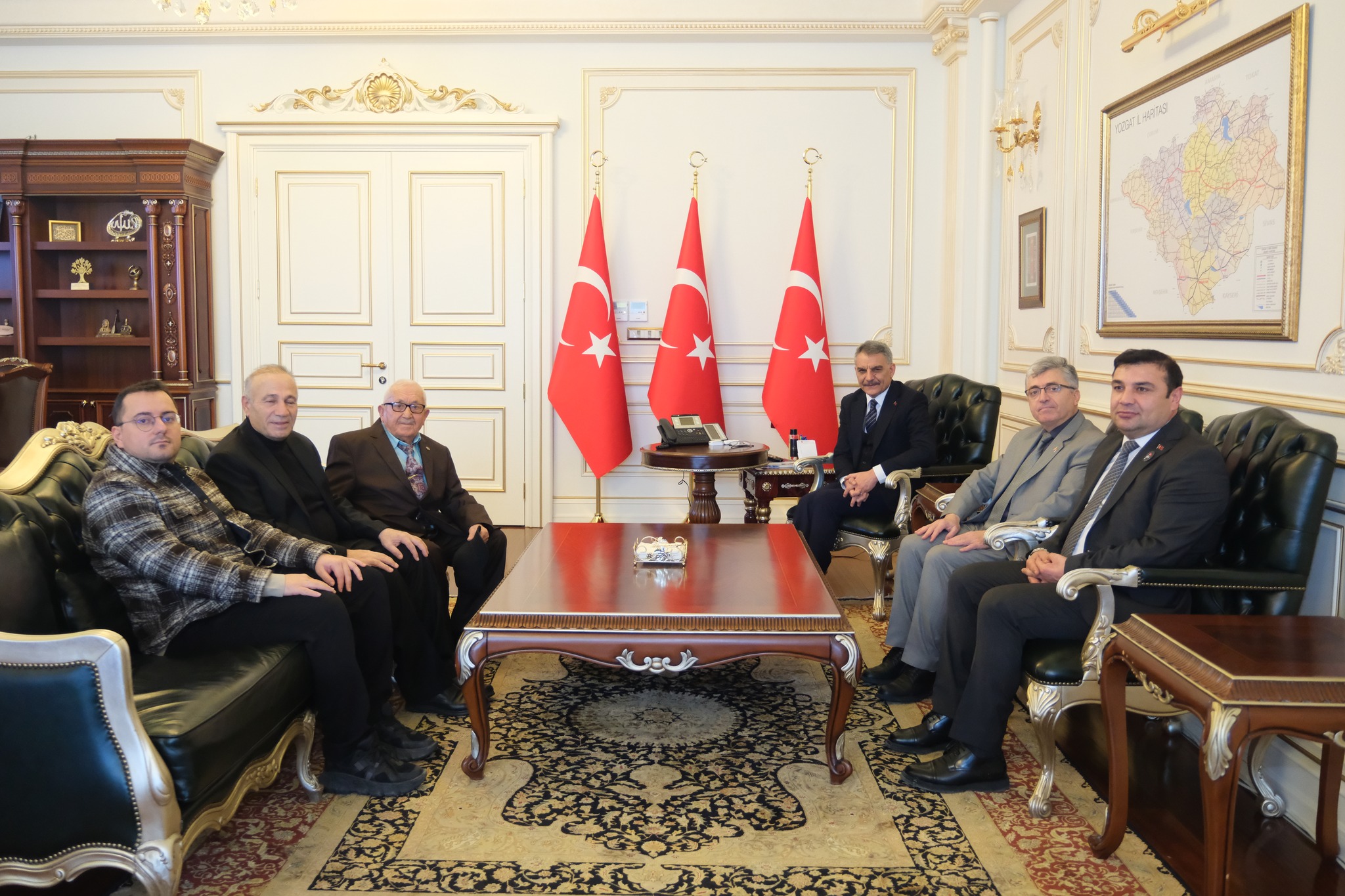 VALİ ÖZKAN HAYIRSEVERLERİ TEŞEKKÜR PLAKETLERİYLE ONURLANDIRDI