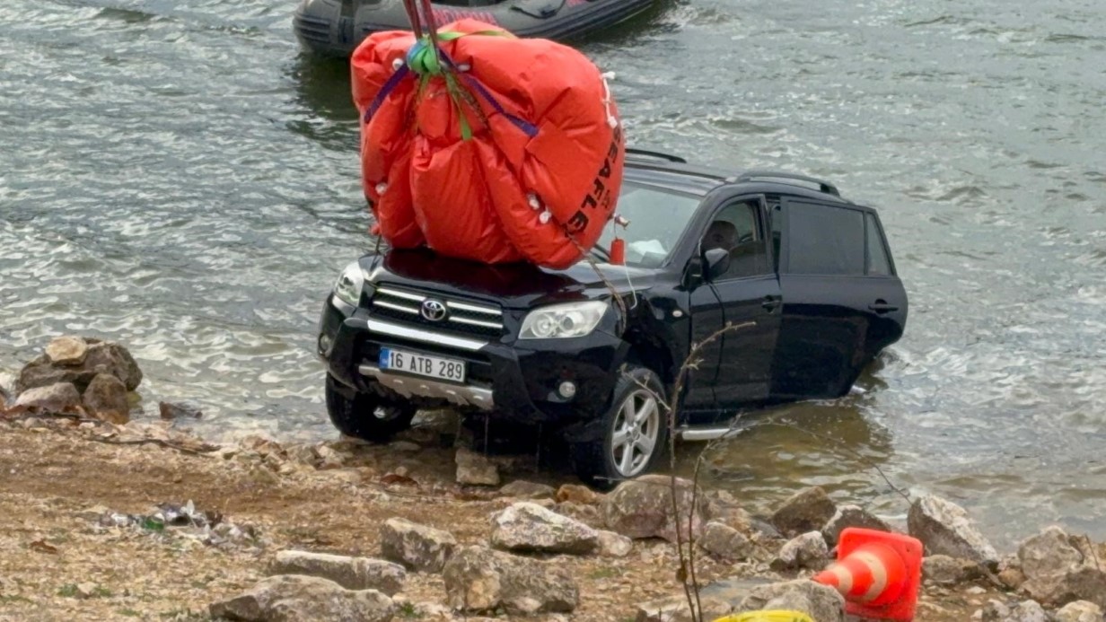 ELİF KUMAL'IN HAYATINI KAYBETTİĞİ ARABA GÖLDEN ÇIKARTILDI