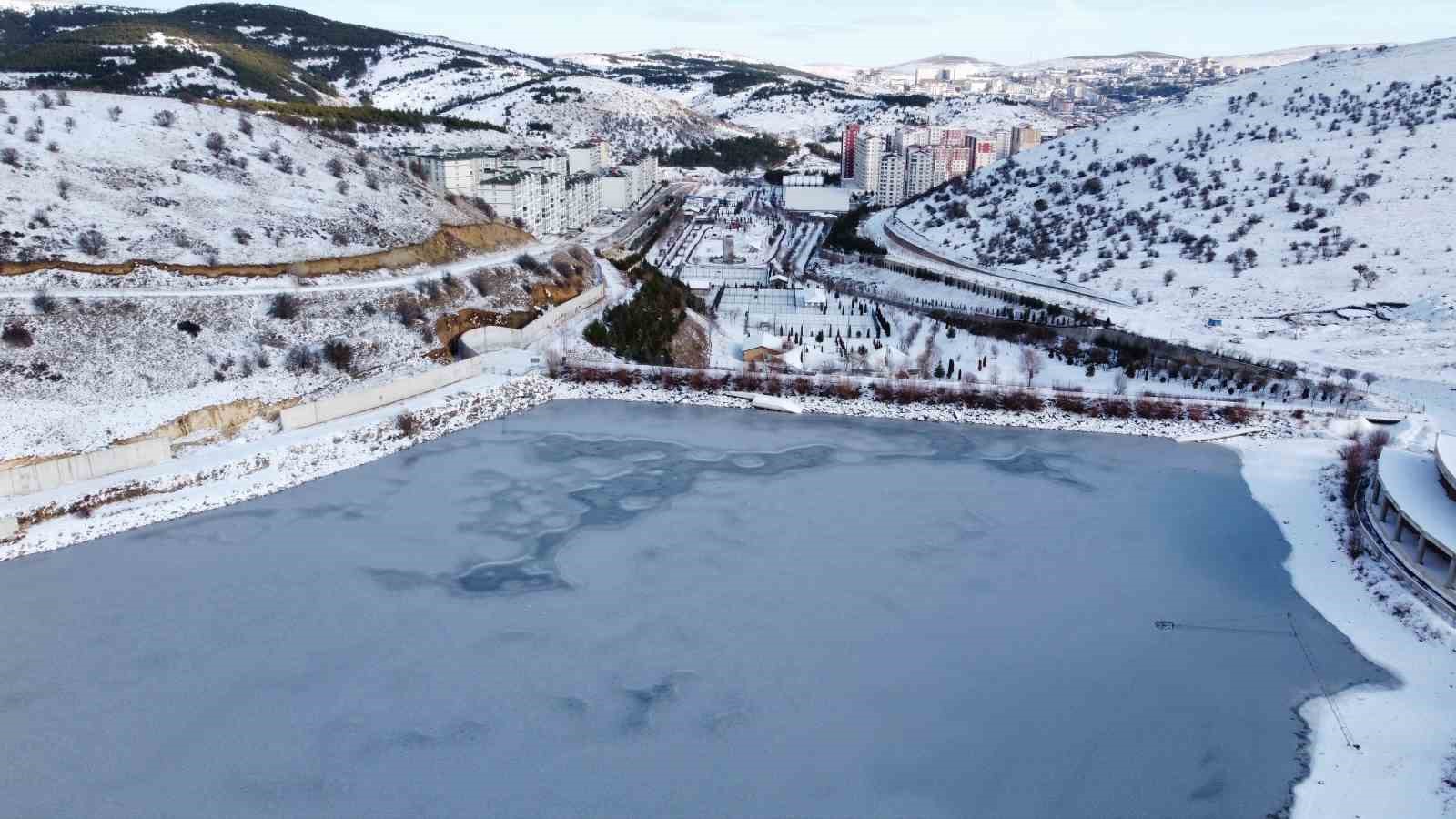YOZGAT’TA KAR YAĞIŞININ ARDINDAN SOĞUK HAVA ETKİLİ OLDU, GÖLETLER DONDU 