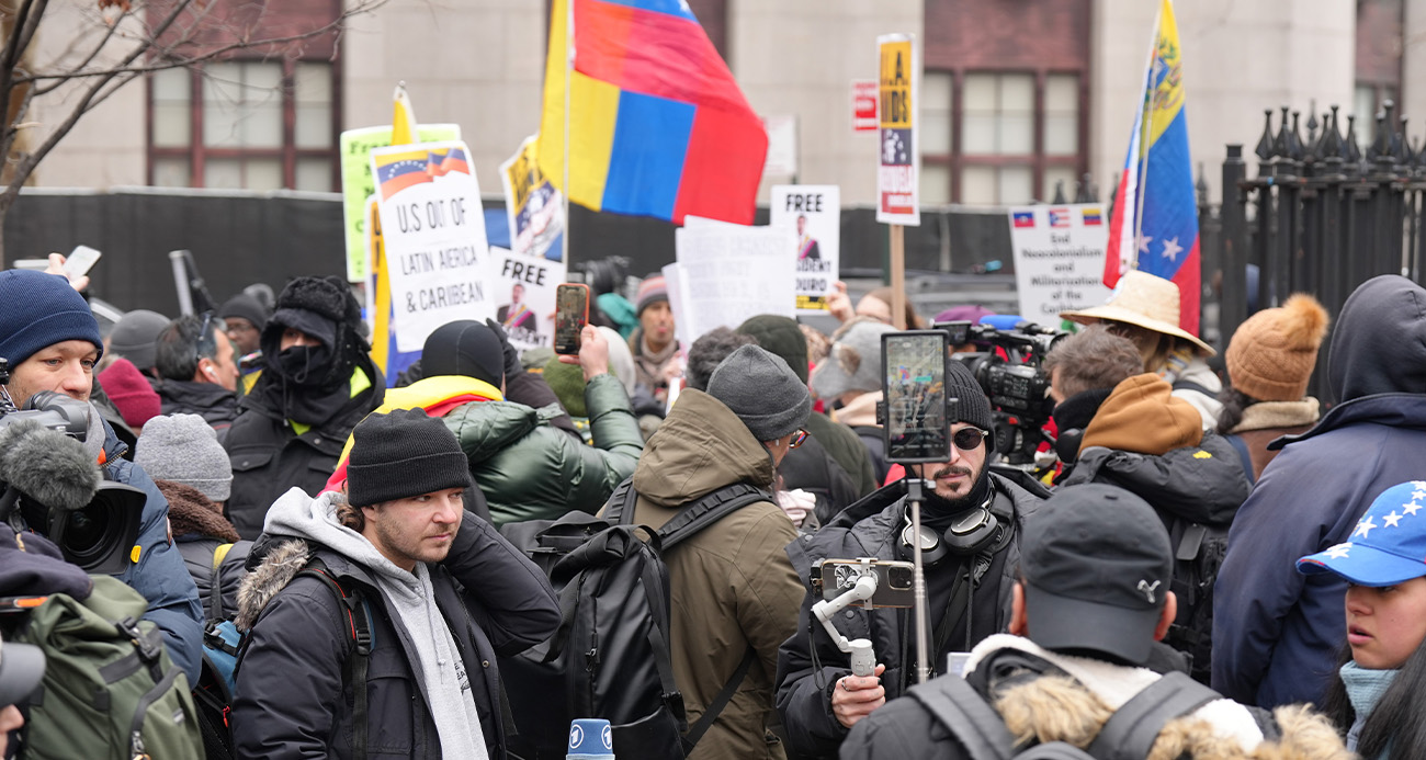 NEW YORK'TAKİ DURUŞMA ÖNCESİ MADURO VE EŞİNİN SERBEST BIRAKILMASI İÇİN PROTESTO