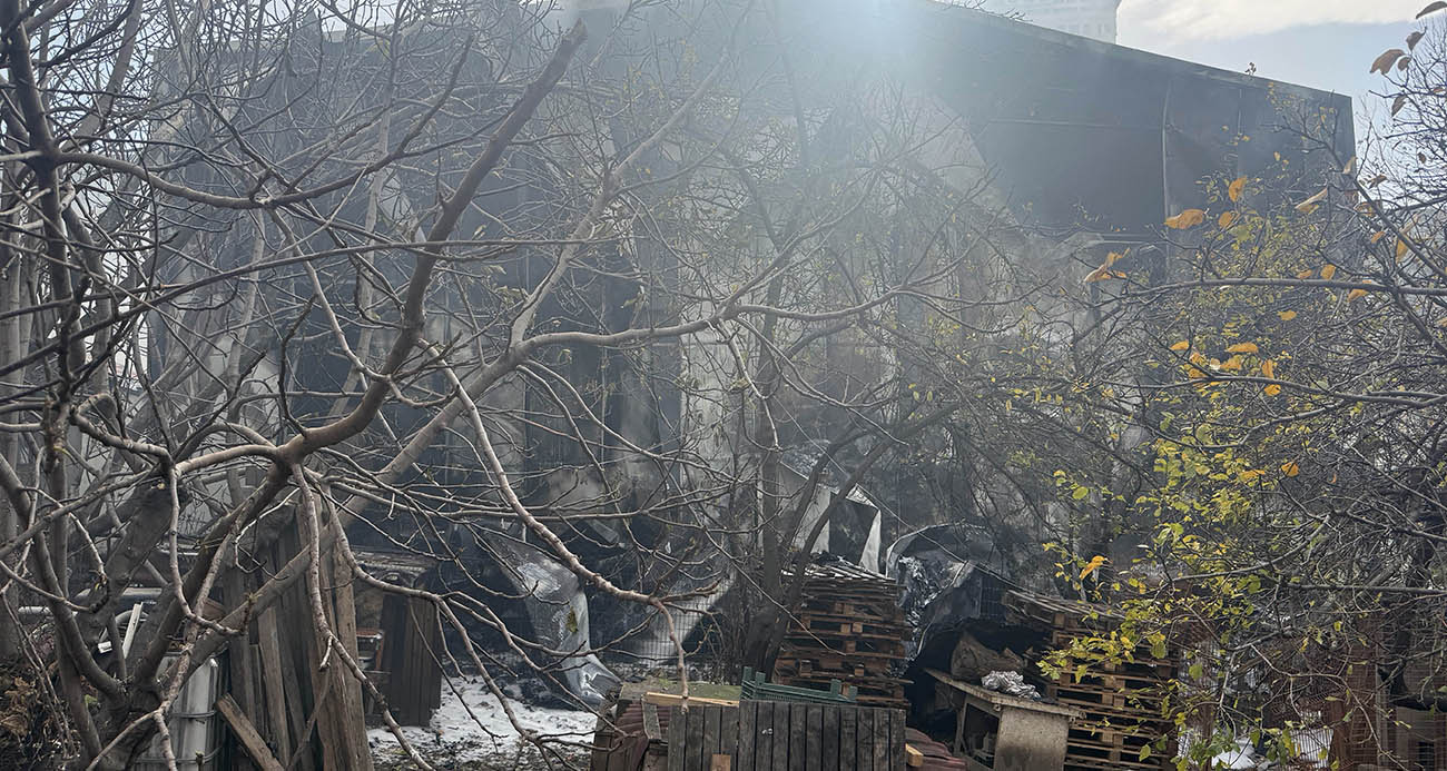 ESENYURT’TA KORKUTAN DEPO YANGINI: DUMANLAR METRELERCE YÜKSELDİ