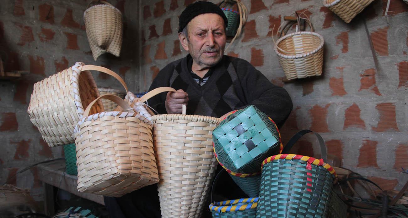 SEPET ÖREREK GEÇEN BİR ÖMÜR: 88 YAŞINDAKİ HAKİ DEDE, 10 YAŞINDAN BU YANA SEPET ÖRÜYOR 