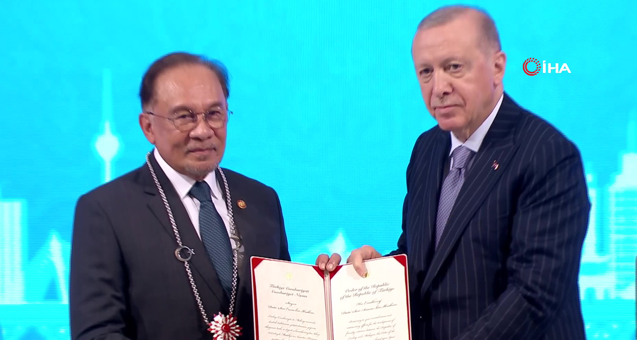 CUMHURBAŞKANI ERDOĞAN’DAN MALEZYA BAŞBAKANI İBRAHİM’E "CUMHURİYET NİŞANI"