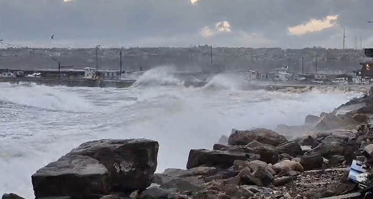 SİLİVRİ SAHİLİNDE LODOS ALARMI: DEV DALGALAR KIYIYI DÖVDÜ