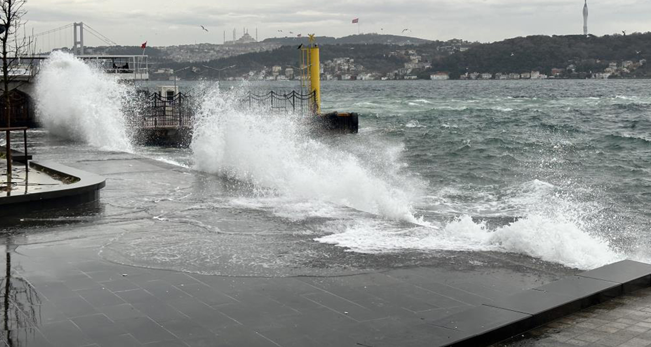 İSTANBUL’DA DEV DALGALAR OLUŞTU