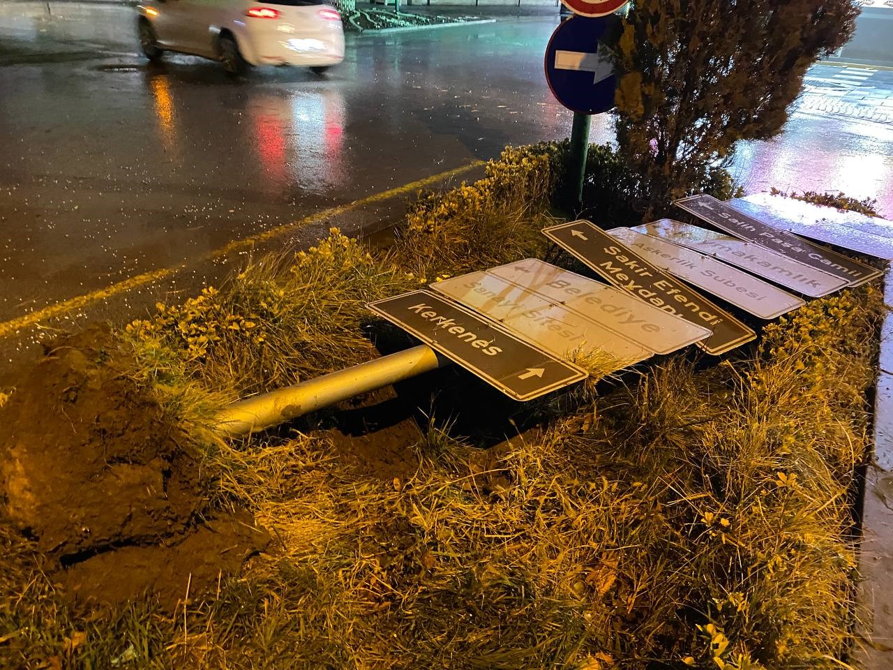 YOZGAT’TA FIRTINA ÇATILARI UÇURDU