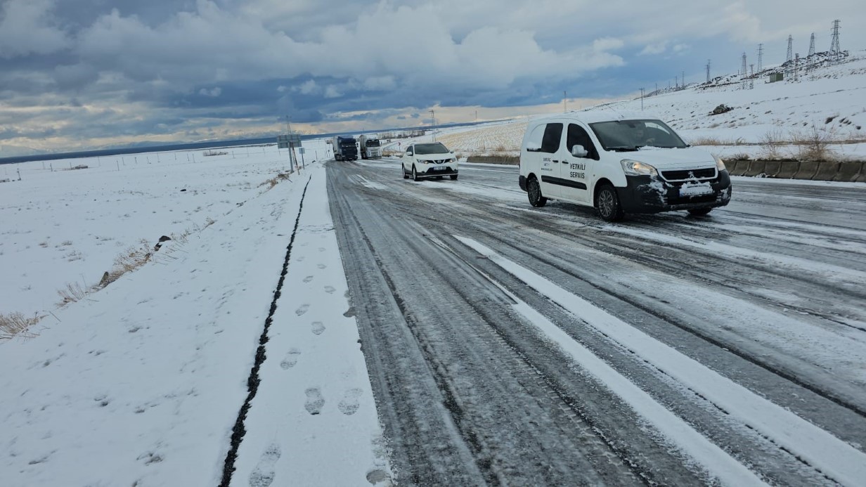 ADİLCEVAZ’DA KAR VE BUZLANMA NEDENİYLE ONLARCA ARAÇ YOLDA KALDI