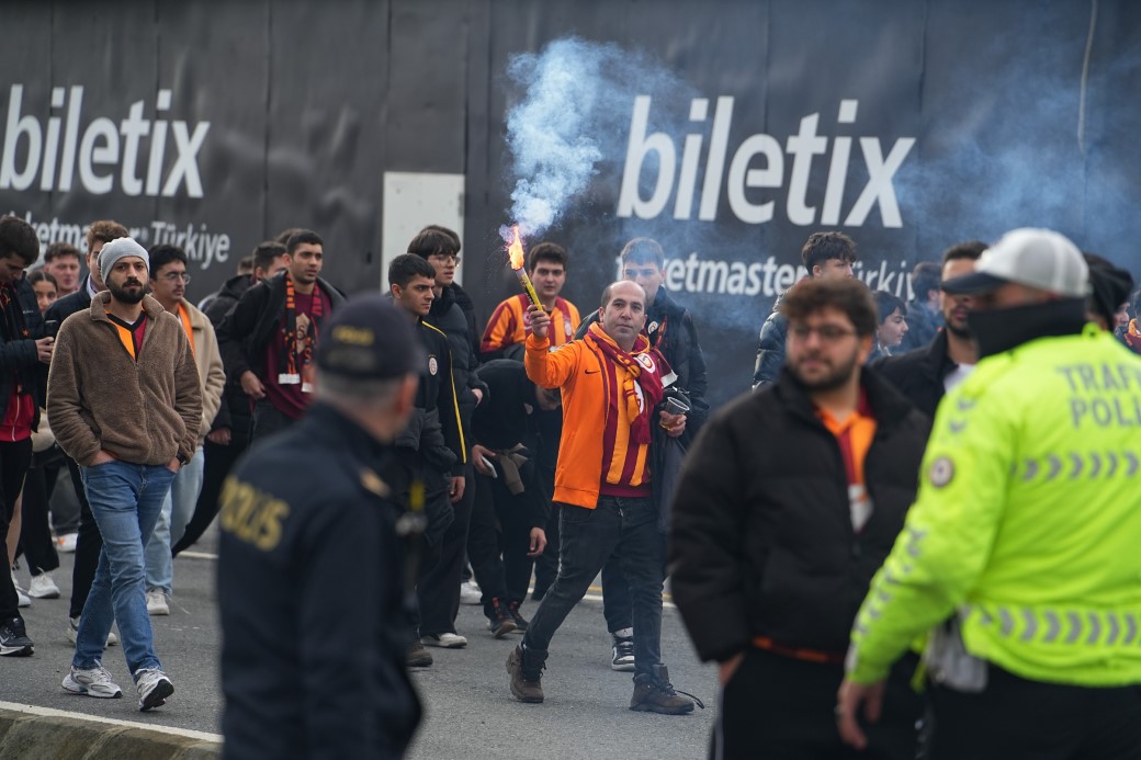 GALATASARAYLI TARAFTARLAR SÜPER KUPA FİNALİ İÇİN STADA GELDİ 