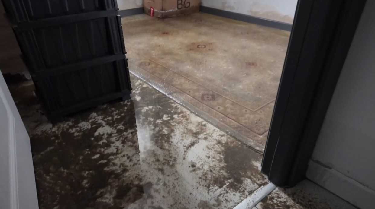 BEYLİKDÜZÜ’NDE BİR BİNANIN 2 DAİRESİNİ SU BASTI: BİNA BOŞALTILDI 