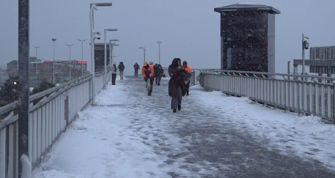 BEYLİKDÜZÜ METROBÜST ÜST GEÇİDİ KARLA KAPLANDI