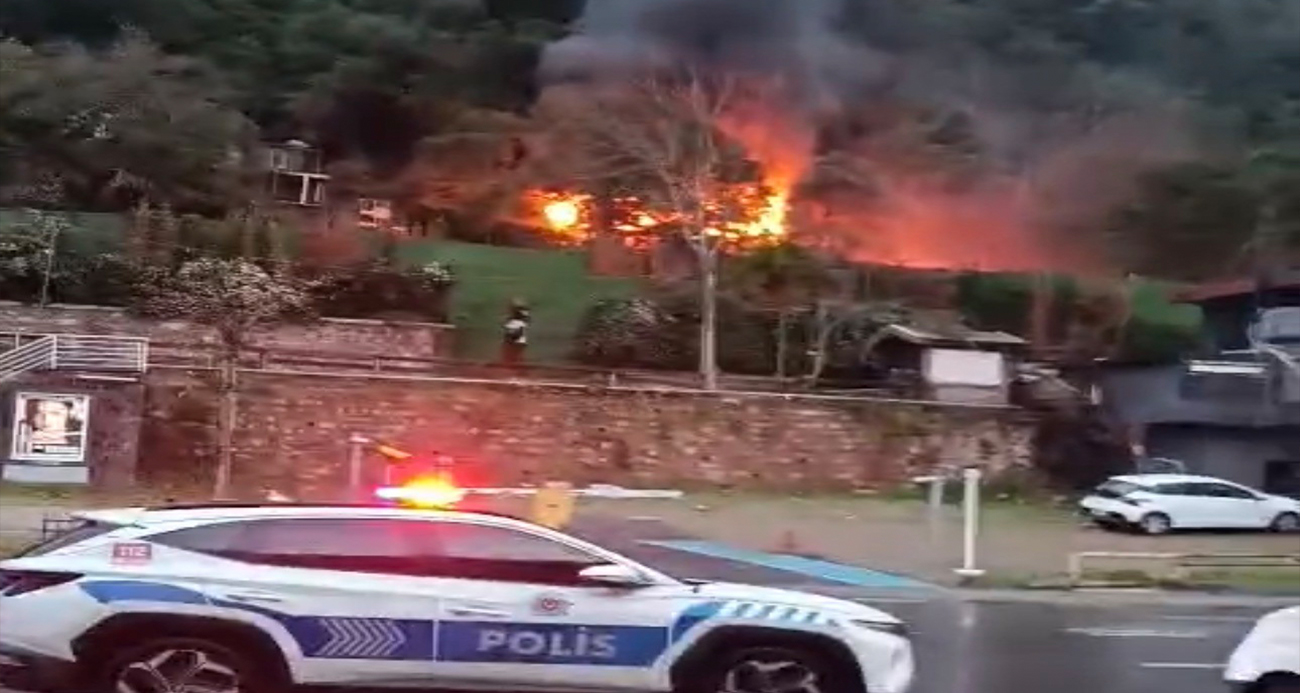 BEŞİKTAŞ’TA KORKUTAN YANGIN: MÜŞTEMİLAT ALEV ALEV YANDI 