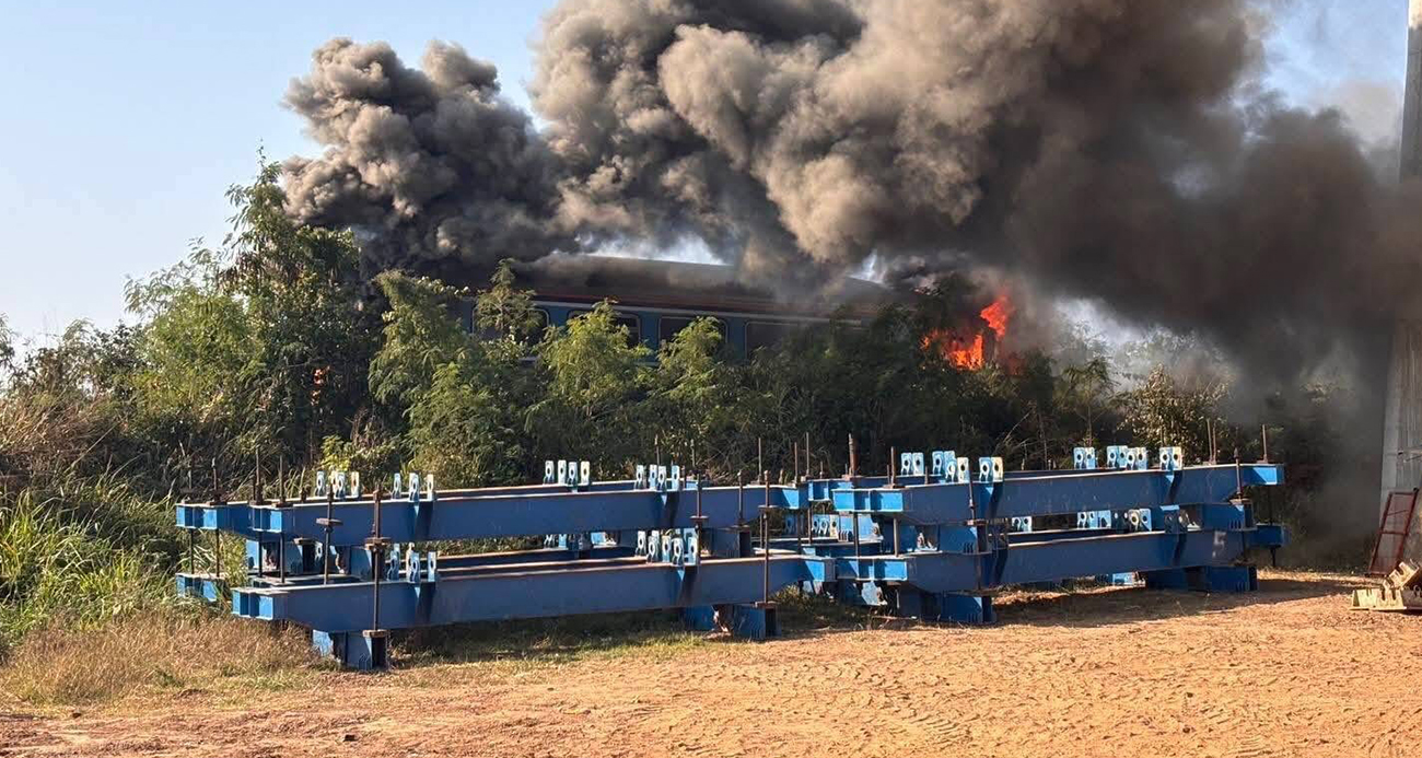 TAYLAND'DA YOLCU TRENİNİN ÜZERİNE VİNÇ DEVRİLDİ: 22 ÖLÜ, 55 YARALI 