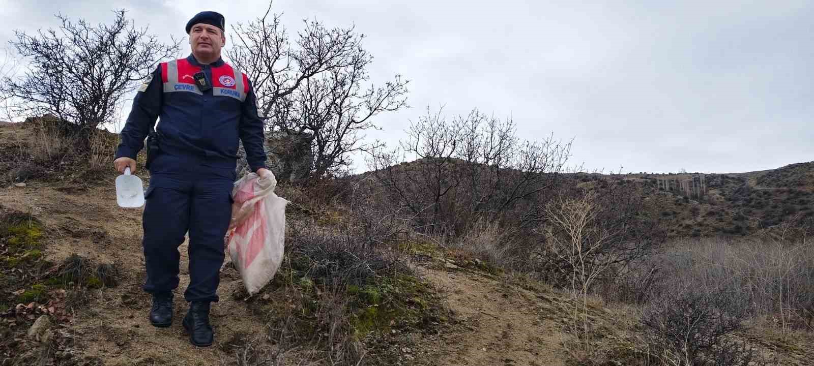 JANDARMA EKİPLERİ DOĞADAKİ CANLILARI UNUTMADI 
