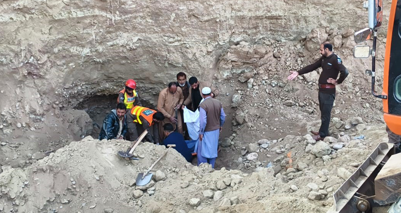 PAKİSTAN’DA YASA DIŞI ALTIN MADENİNDE ÇÖKME: 8 ÖLÜ, 1 YARALI 