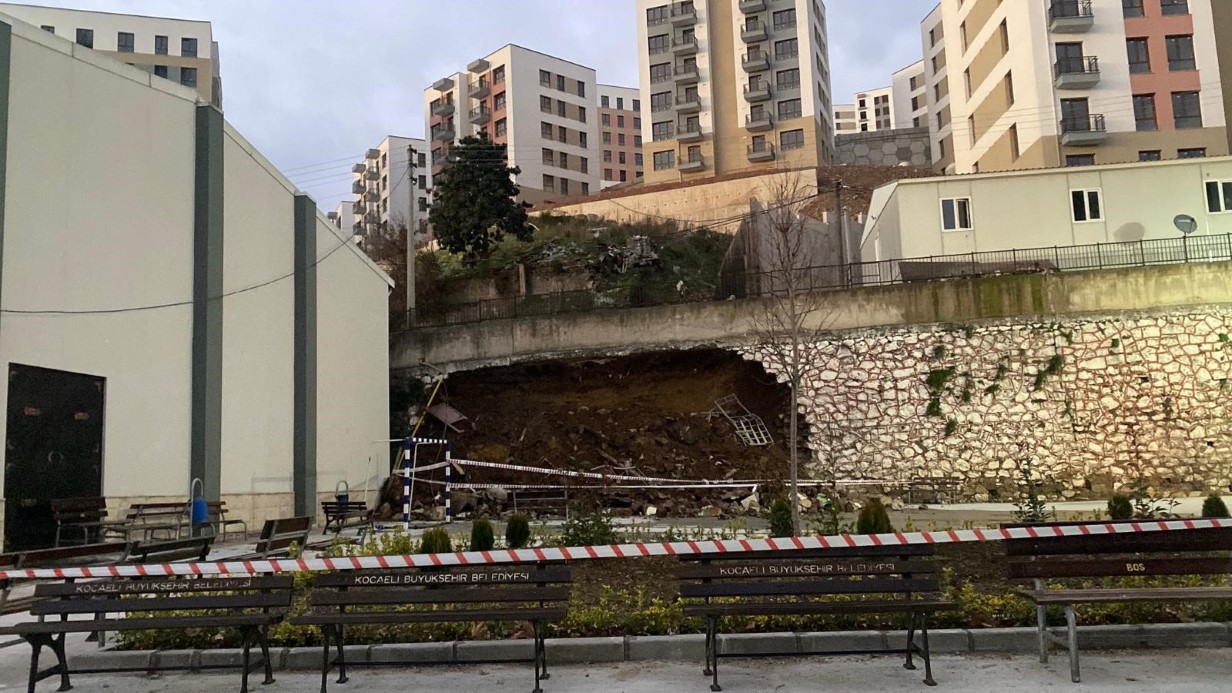 KOCAELİ’DE 10 METRELİK İSTİNAT DUVARI OKUL BAHÇESİNE DEVRİLDİ 