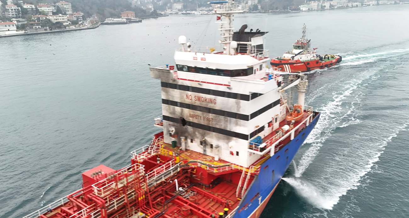 ODESSA’DA RUSLAR TARAFINDAN VURULAN TÜRK GEMİSİ İSTANBUL BOĞAZI’NDA 