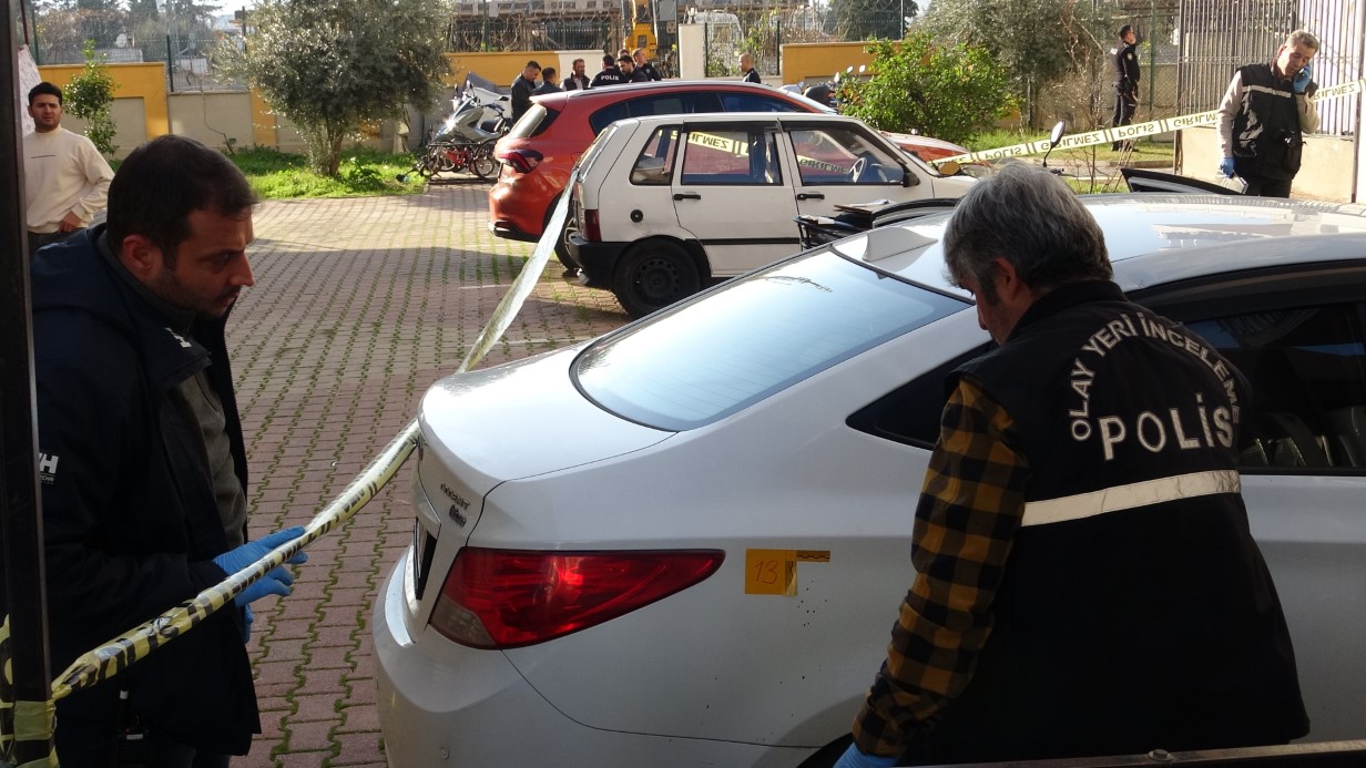 AĞABEYİNİ SİLAHLA VURARAK ÖLDÜRDÜ, DİĞER AĞABEYİNİN EŞİNİ DE YARALADI 