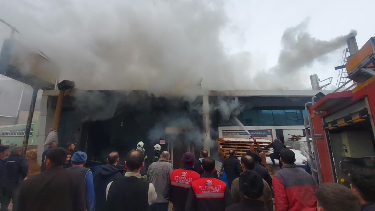 SANAYİ SİTESİNDE BÜYÜK YANGIN: 5 KİŞİ HASTANEYE KALDIRILDI 