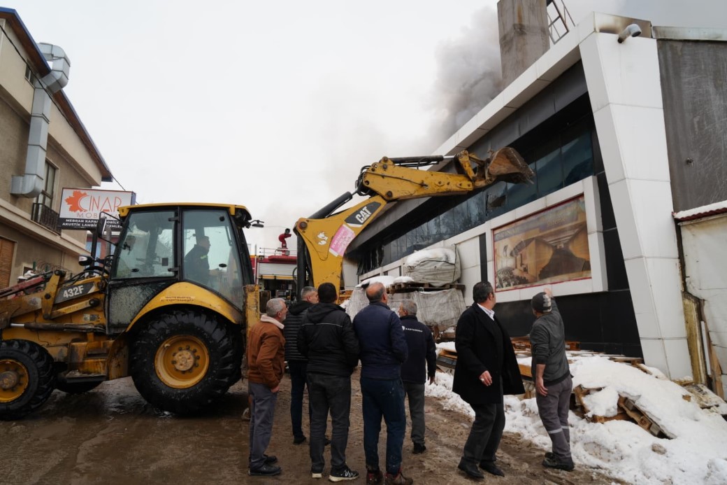 MOBİLYA FABRİKASINDA YANGIN: 1 ÖLÜ, 1’İ AĞIR 7 YARALI 