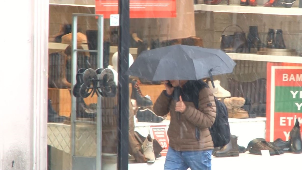 TAKSİM’DE KAR YAĞIŞI ARALIKLARLA ETKİSİNİ GÖSTERİYOR 